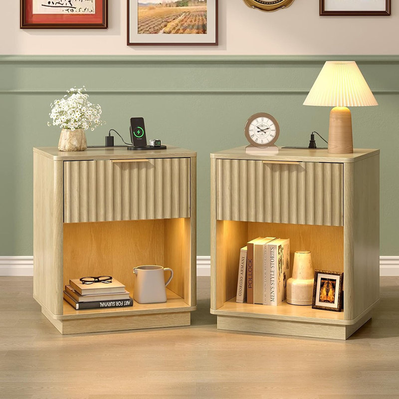 Ensemble de 2 tables de chevet cannelées avec station de charge et éclairage DEL, chêne - Ensemble de 2 tables de chevet / bois / Mid-Century moderne