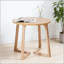 Table de bout ronde Mid-Century avec bois massif et pieds en forme de V