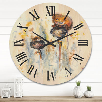 Souris assise sur une horloge murale en bois coquelicots