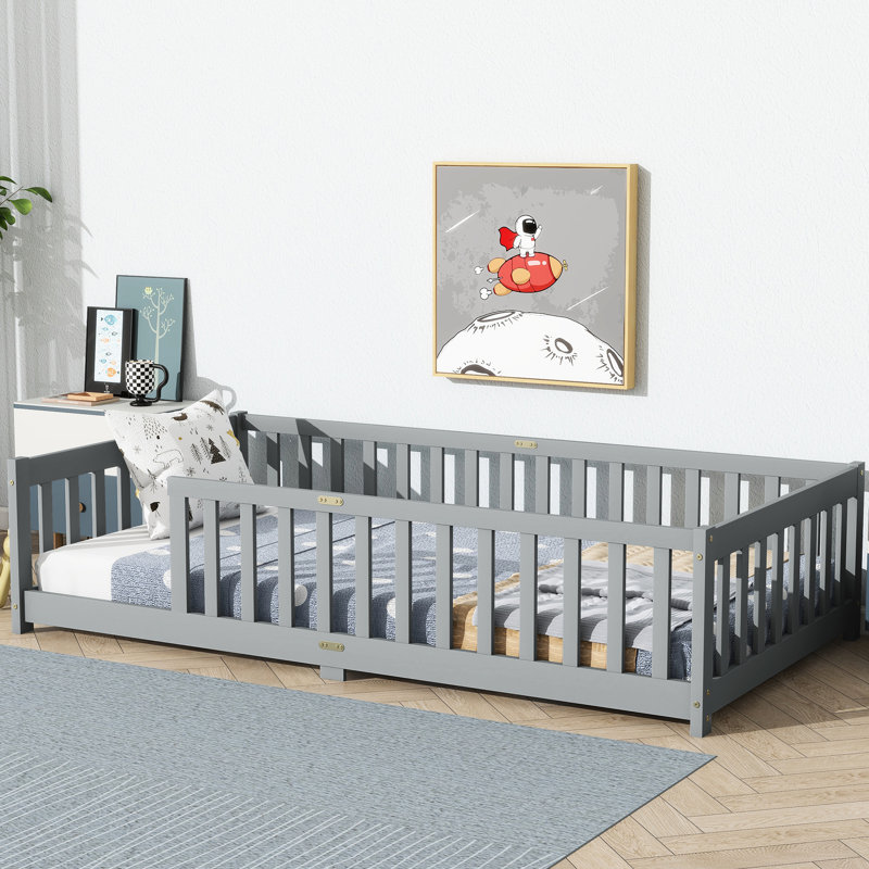 Lit simple gris avec clôture, polyvalent pour le développement, assemblage rapide, toute la quincaillerie supporte bien le matelas et aide à gagner en autonomie