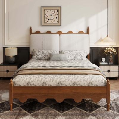 Cadre de lit Queen Size avec tête de lit rembourrée, pieds en bois massif, design festonné vintage, aucun sommier requis, support robuste, montage facile.