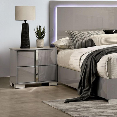 Table de chevet 1pc moderne taupe clair avec pieds chromés