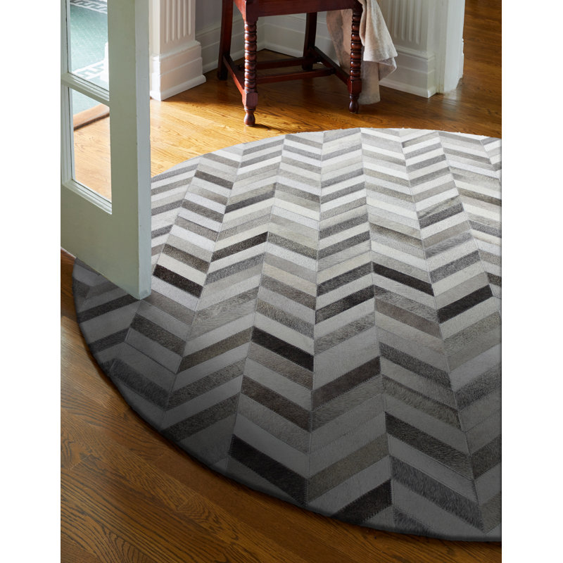 Tuscon Cowhide Chevron Area Rug in Gray, Round 6'