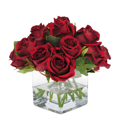 Arrangement floral roses en vase carré