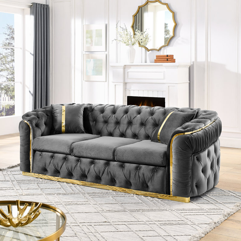 Velours gris 90,6 pouces avec capitonnage à boutons, 3 sièges de luxe et 2 coussins décoratifs en acier inoxydable doré pour le salon