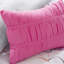 Très grand / très grand lit avec édredon à motif floral rose et coussins décoratifs