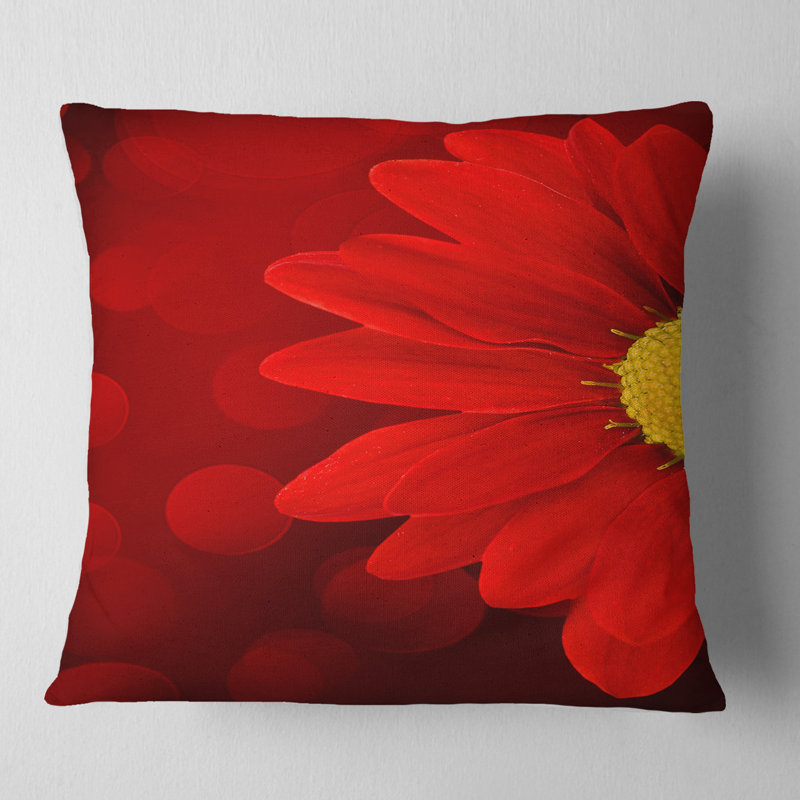 Fleur rouge avec fond illuminé - Coussin décoratif imprimé floral, 16 po x 1 po, Carré