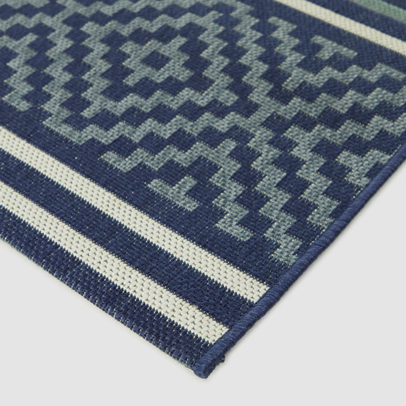 Tapis intérieur / extérieur bleu marine géométrique tissé à la machine, Rectangle 7 pi 10 po x 10 pi