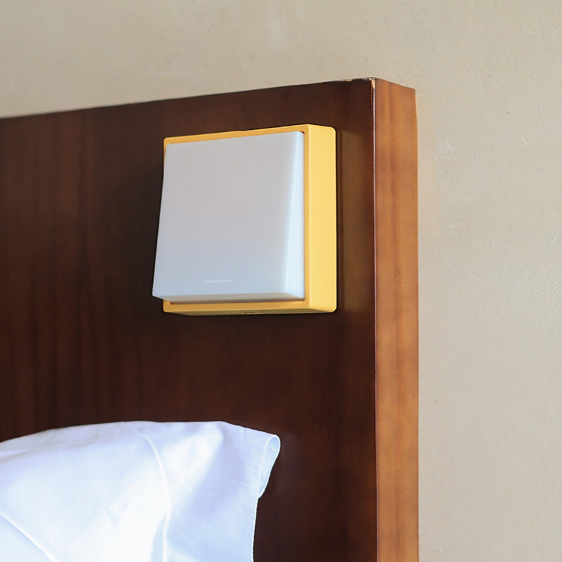 USB chargeant une veilleuse magnétique de chevet