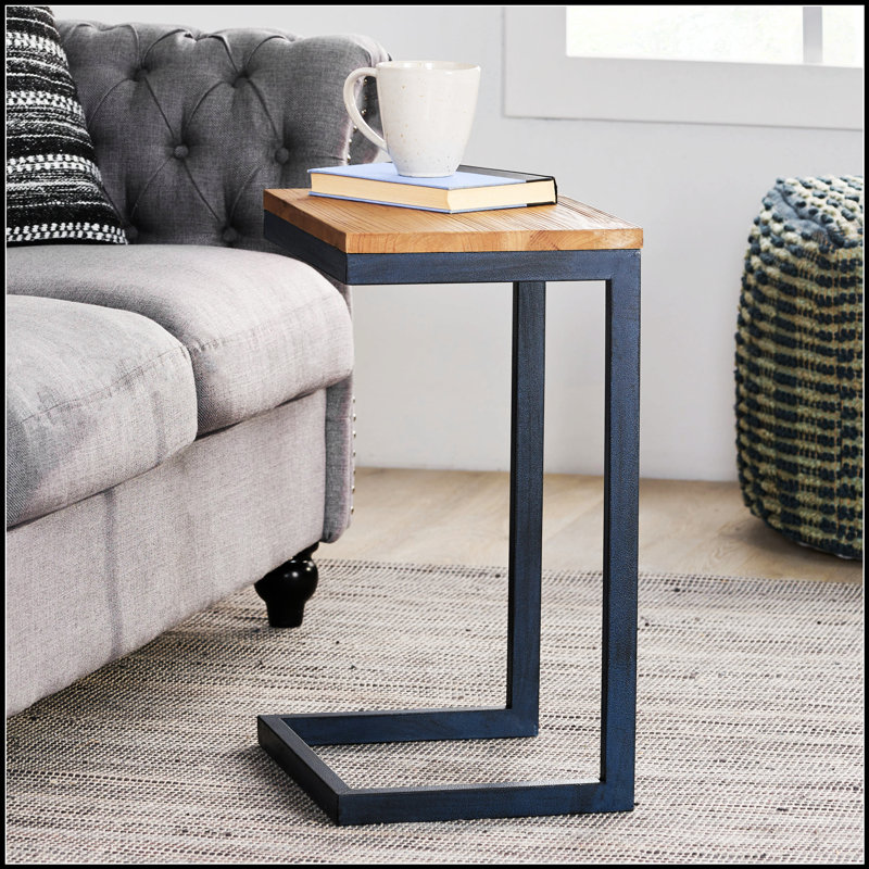 Table d'appoint en fer antique avec plateau en bois naturel, parfaite pour un décor élégant et fonctionnel.