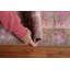 Tapis de couloir unique en laine noué à la main 30 à 35 ans de 2 pi 8 po x 15 pi 5 po en rose clair / blanc cassé