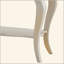 Charmante table de chevet en bois avec des sculptures complexes et un design fonctionnel