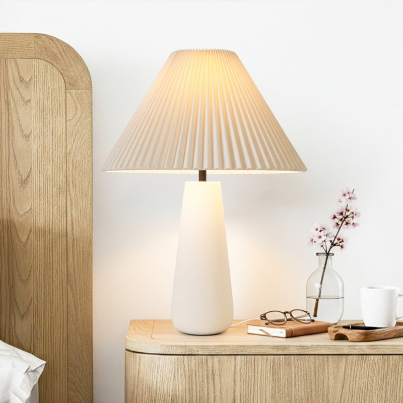 Table de chevet, table, lampe de bureau à DEL moderne de 25 po avec abat-jour en tissu plissé crème et base lourde Gwen - ampoule incluse