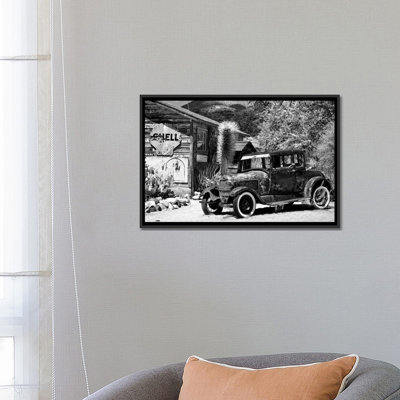 «Classic Ford at U.S. Route 66 Fill-up Station I», reproduction de photo sur toile tendue