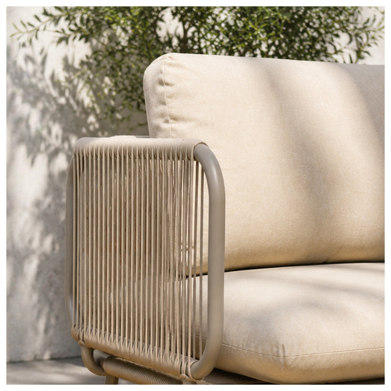 Fauteuil club extérieur moderne avec accoudoirs en corde tressée à la main, structure en aluminium antirouille, coussin beige inclus.