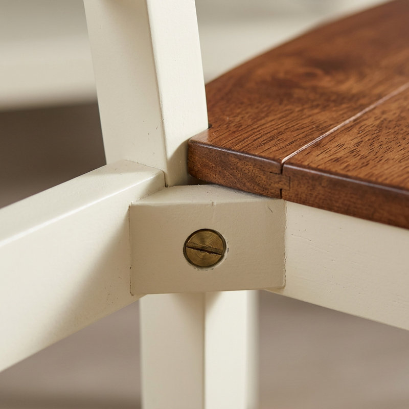 Ensemble de table et de salle à manger rectangulaires en bois dur asiatique (hévéa) de couleur cerisier babeurre, avec rallonges rabattables et chaises à double dossier en X.