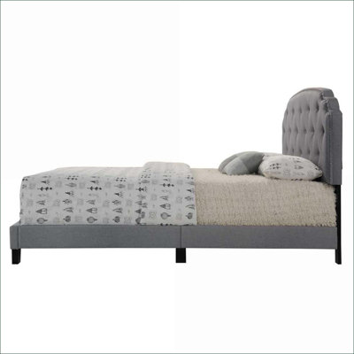 Grand lit à panneau arqué tapissier à cadre en bois gris avec garniture cloutée pour Master & amp; Chambre d'amis