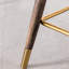 De 2 tabourets à oreilles à hauteur de comptoir bleus, revêtement, mousse dense, conception avec pieds fuselés, tabourets galvanisés en noyer, en métal et en métal doré (2), rembourrage en mousse épaisse, style Mid-Century-1558285134