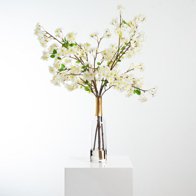 Branches de cerisier blanc dans un vase à bouteille