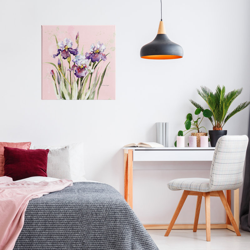 Iris mauves sur toile rose, design par Susan Winget, H 17 po x l 17 po