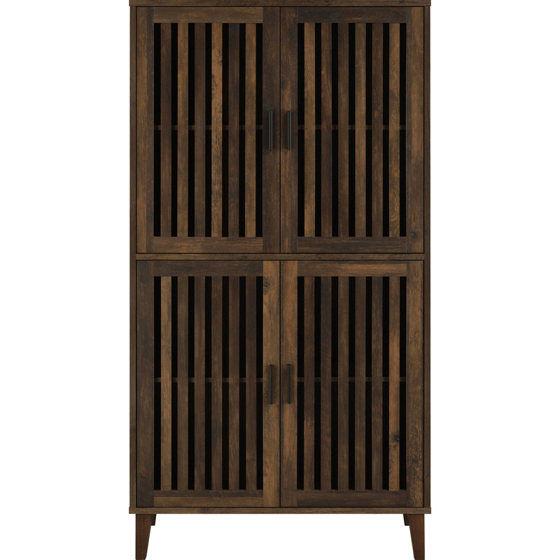 Armoire d'appoint à 4 portes en pin foncé, détails traditionnels, tablettes fixes, grand charme rustique autoportant dans l'espace de vie principal, conception fonctionnelle réglable pour les espaces transitionnels