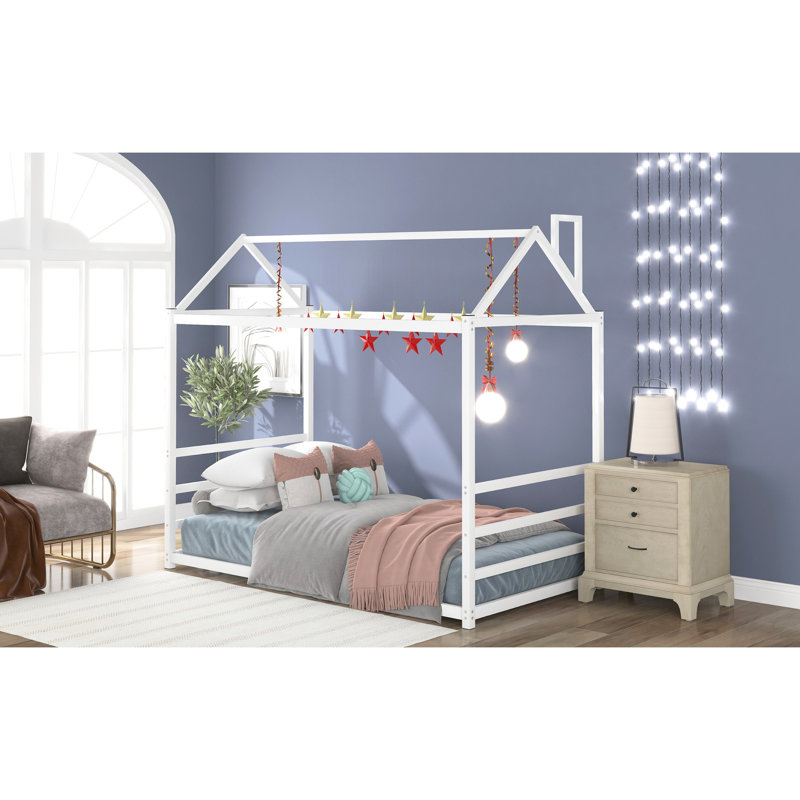 Lit plateforme House, toit en métal blanc et cheminée pour utilisation à long terme, lit avec cheminée, chambre à coucher