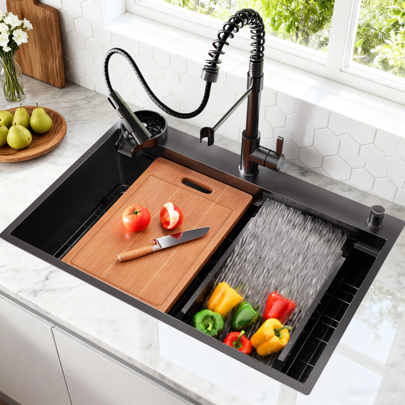 Évier de cuisine en cascade de 33 po noir Gunmetal, robinet escamotable 2 en 1, poste de travail avec rebord, revêtement Nano, évier à condensation de conception moderne 33 po, cuve simple, drainage rapide et silencieux