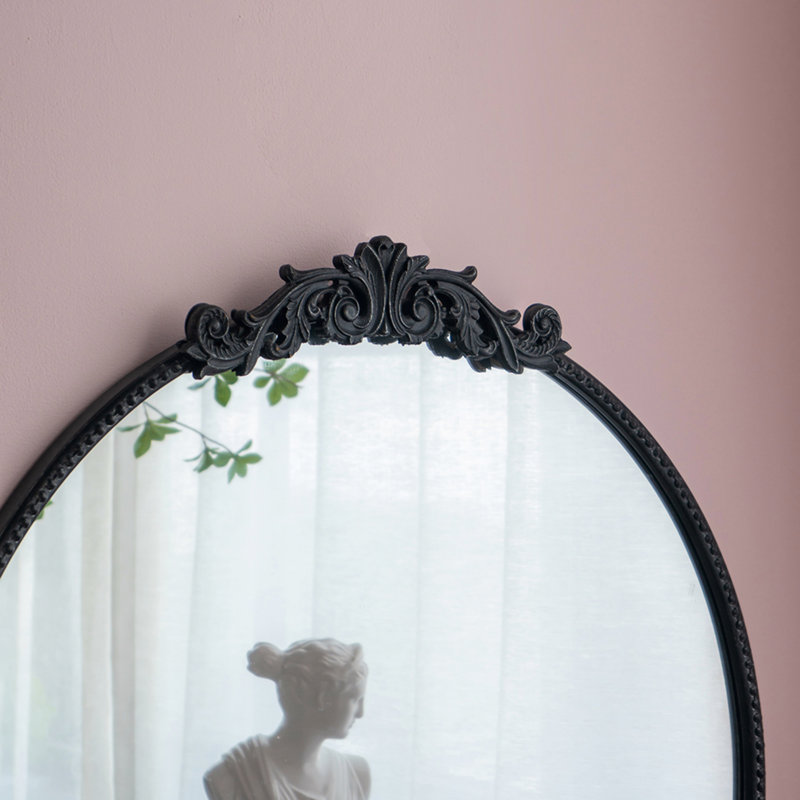 Miroir 30 po x 32 po de style classique avec forme ronde et cadre d'inspiration baroque pour la salle de bain, console de vestibule posée contre le mur