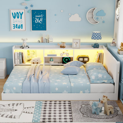 Lit d'angle Montessori en forme de L pour enfant, avec rangement latéral, station de recharge et lampe DEL, blanc.