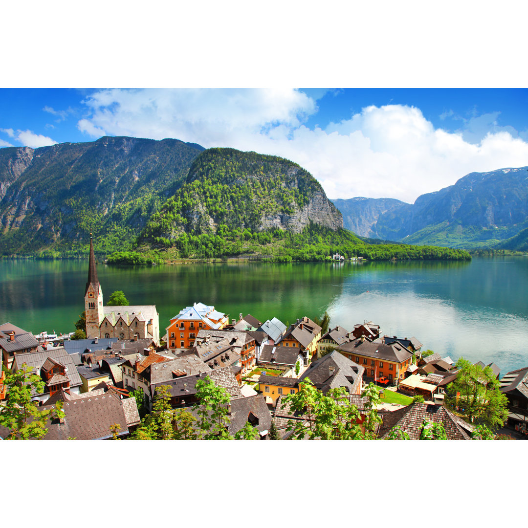 Hallstatt, Österreich von Freeartist - Kunstdrucke auf Leinwand