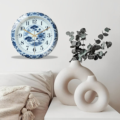 Blue‑and‑white porcelain‑style wall clock with elegant cloud, peony and wave patterns, classic black Arabic numerals, silent‑sweep quartz movement. Vintage oriental art decor, ideal for living room and home interior.