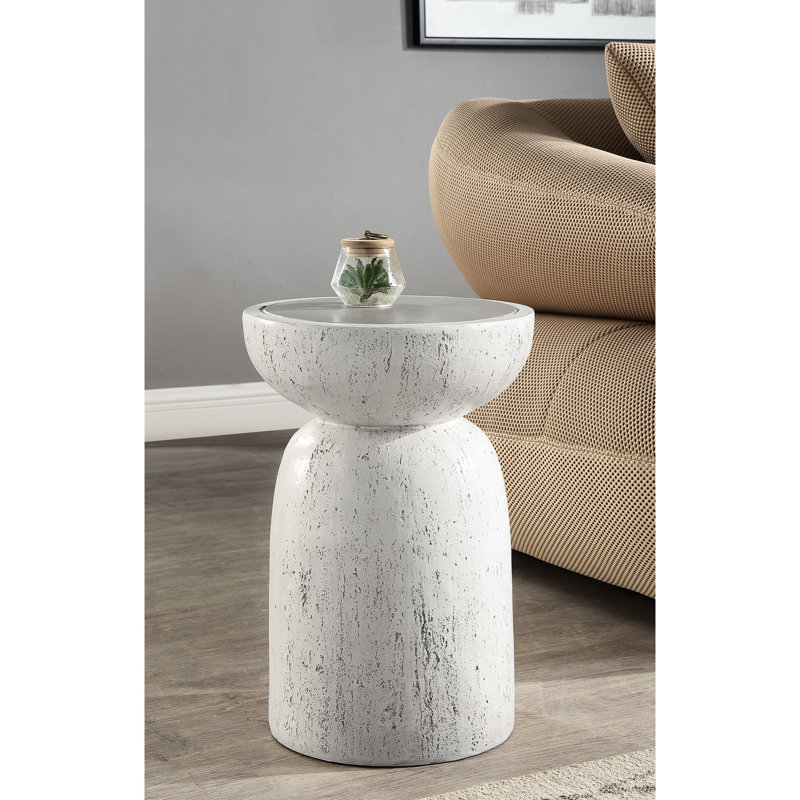 Élégante table d'appoint en béton au fini gris naturel - touche industrielle, rehausse le décor moderne, plateau rond, s'adapte aux intérieurs