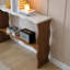 Console moderne avec dessus en marbre, canapé en placage de bois massif avec tablette de rangement ouverte, table d'entrée pour le salon