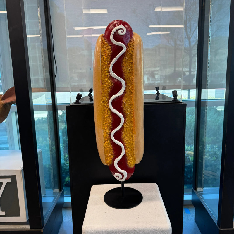 Statue de petit hot-dog sur base