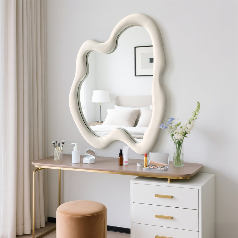 Miroir mural décoratif de forme irrégulière avec cadre enveloppé de velours, 32 po x 24 po, Beige