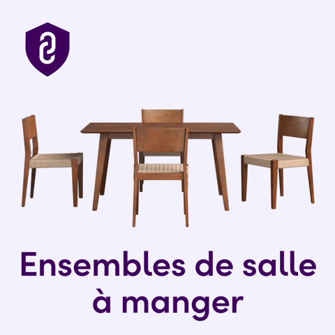 Ensemble de salle à manger comprenant une table en bois et trois chaises avec assises tissées.