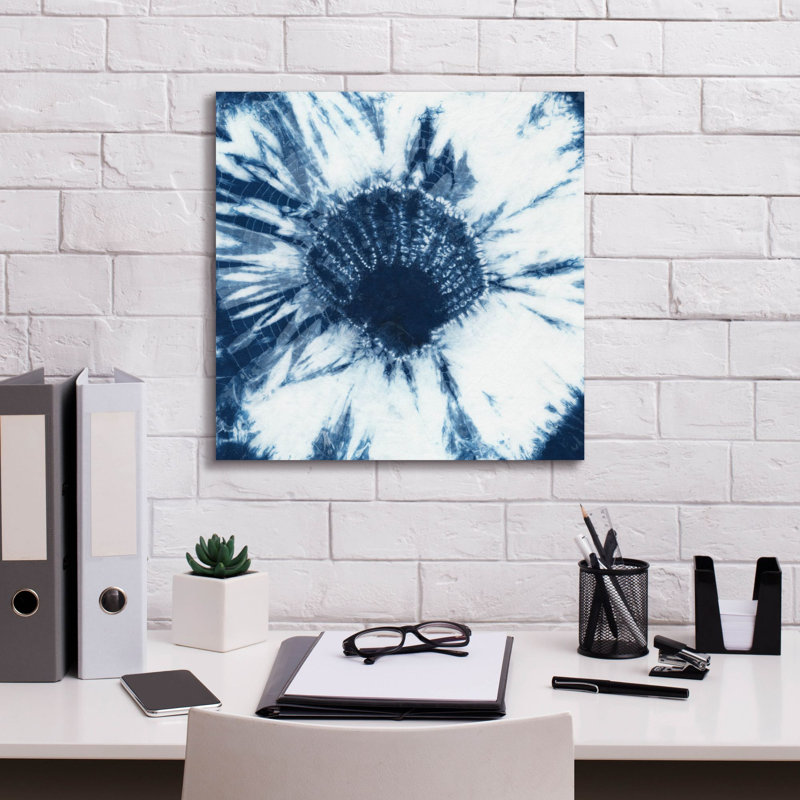  «Shibori Shells 1» par Chariklia Zarris, art mural sur toile, 18 po x 18 po