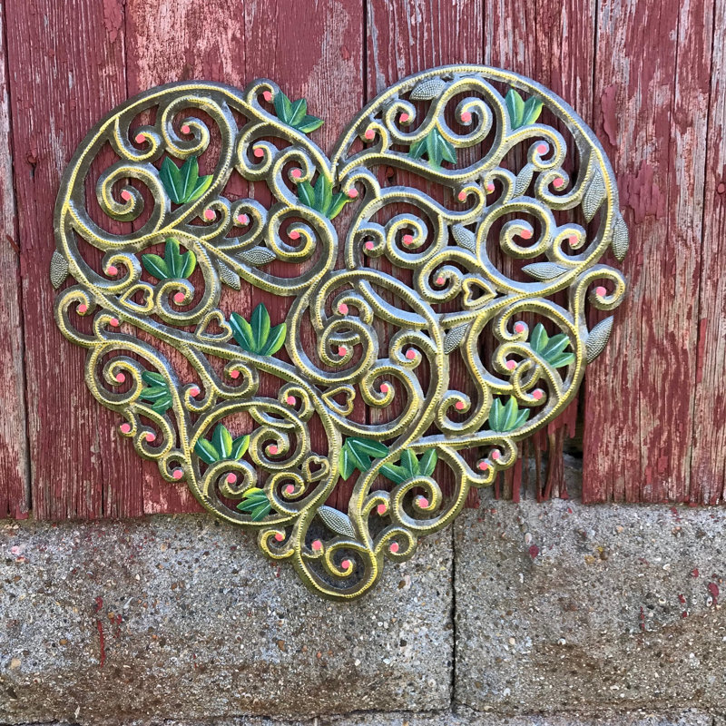 Décoration murale filigree à coeur peint