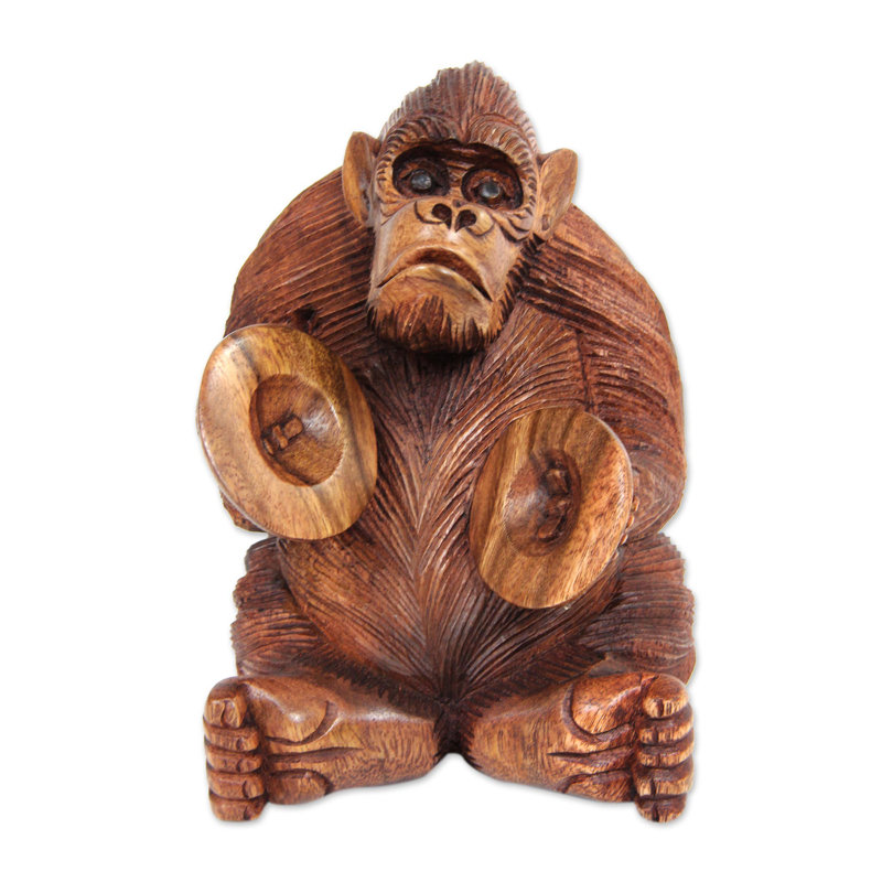 Orang-outan jouant la figurine Ceng-ceng