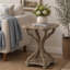 Charmante table d'appoint de style campagnard français avec piètement en forme de sablier et plateau à rebord, idéale pour ajouter une touche d'élégance à n'importe quelle pièce.