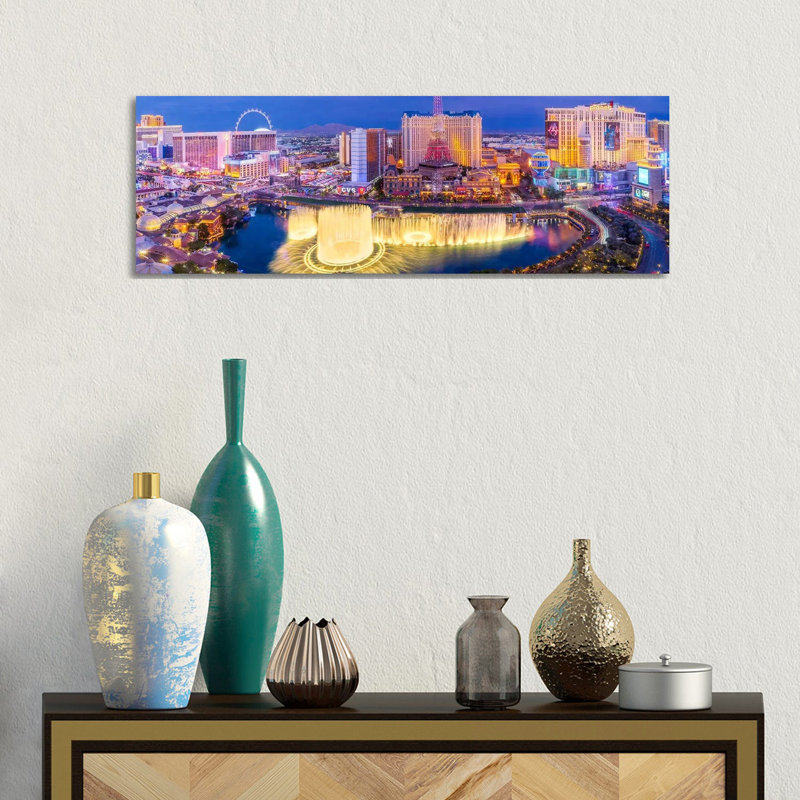 Las Vegas Night Panoramic - impression d'art mural, H 12 po x l 36 po, Toile tendue, Ne s’applique pas
