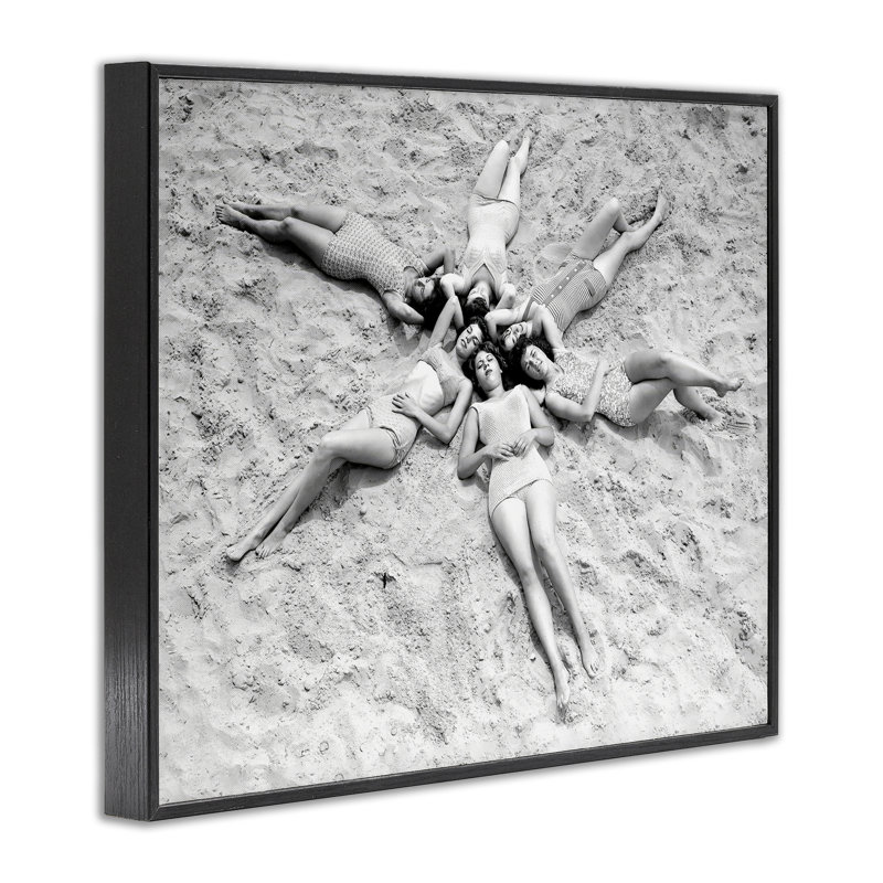 «Women on Beach in Star Shape», dessin par Arlington Prints, H 11 po x l 14 po, Giclée encadrée noir minuit