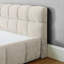 Très grand lit plateforme avec tissu beige et tête de lit confortable, tête de lit simple et moderne, tissu d'ameublement doux et épais, pas de sommier tapissier, décoration