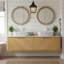 Meuble-lavabo de salle de bain avec lavabo, avec éclairage activé par le mouvement, et deux lavabos rectangulaires en céramique avec des finitions à motif de marbre.
