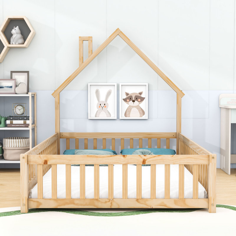 Lit double en bois avec clôture en forme de maison et clôture, Naturel
