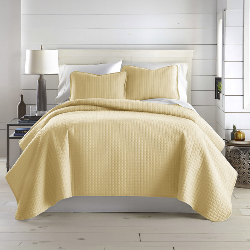 Vilano Springs ® Oversized, Light-Weight Hotel Quality Quilt Set with Matching Shams, Full/Queen Quilt + 2 Standard Shams