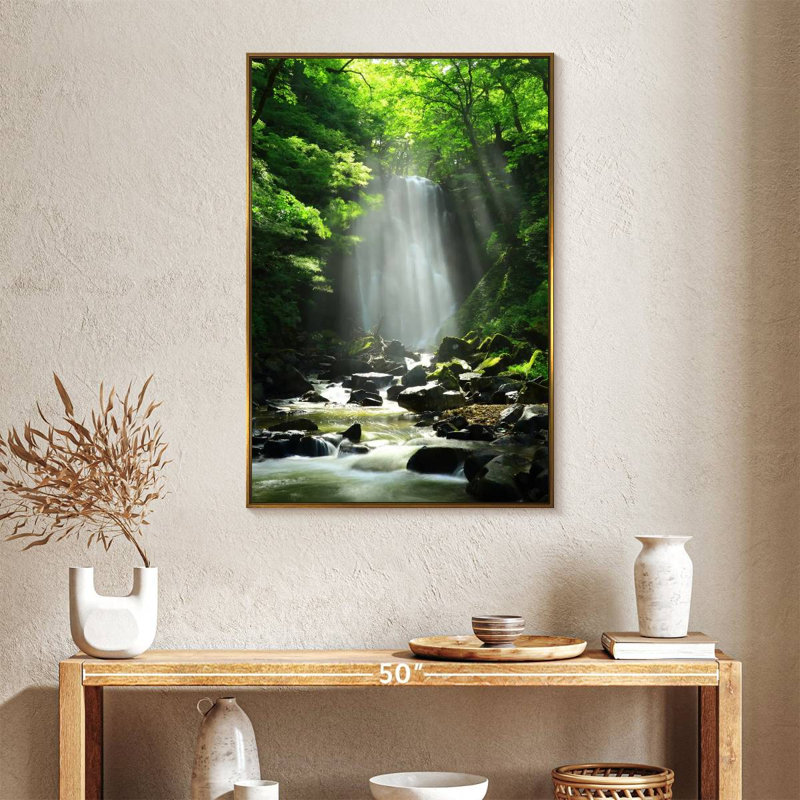 Cascade Kameda ensoleillée, 25 po x 37 po, Cadre flottant doré