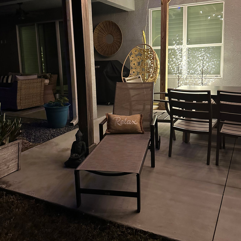 Chaise longue inclinable longue avec coussins et table de 76,77 po Jahnya, Kaki