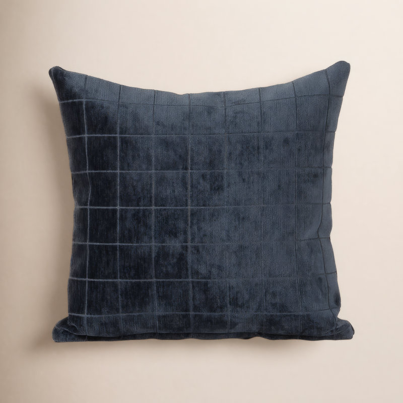 Coussin Otterville, H 22 po x l 22 po, Plumes, Motif géométrique ‑ bleu marine