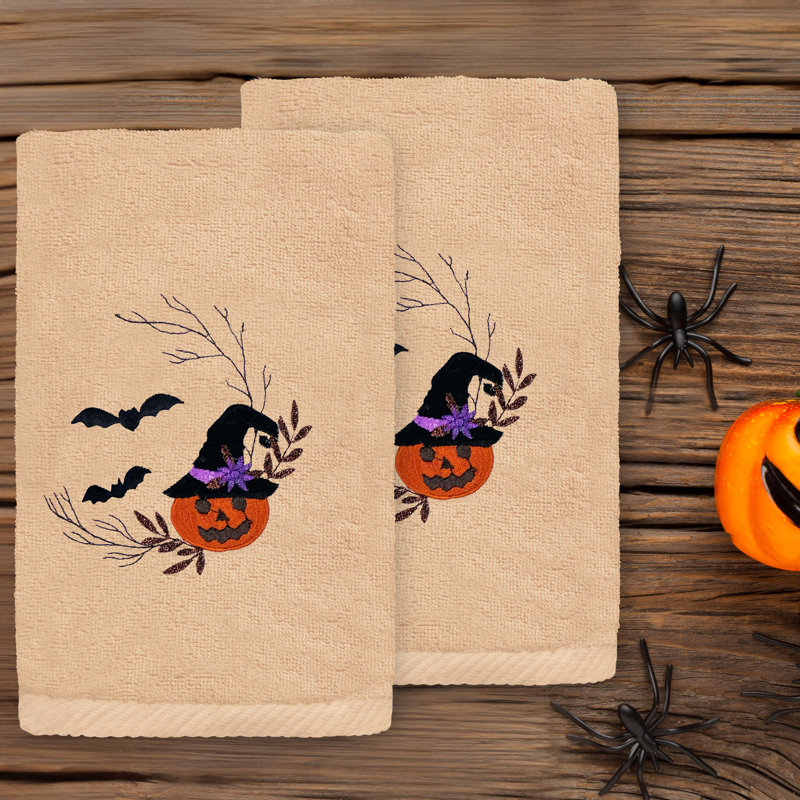 The Holiday Aisle® PUMPKIN HEAD - Ensemble de 2 essuie-mains brodés de luxe 100% coton turc, Sable